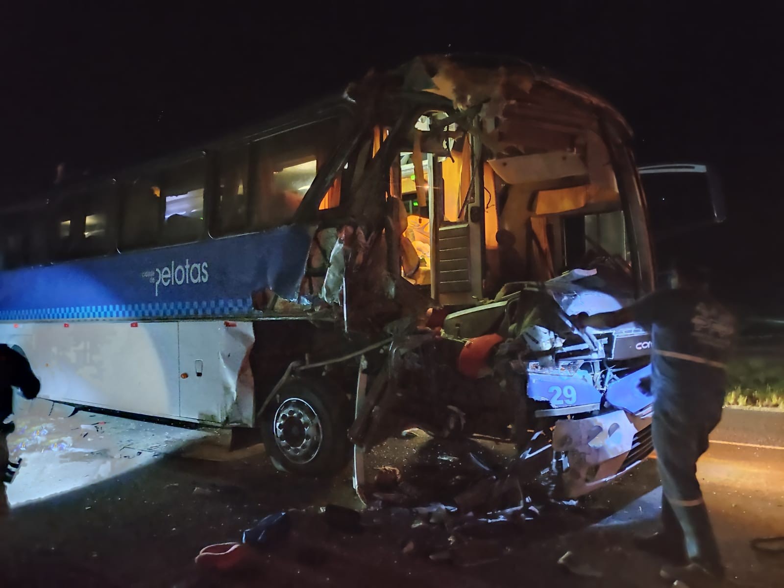 Grave acidente com ônibus de Pelotas deixa ao menos 40 crianças feridas, na BR-116