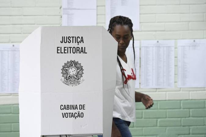 Eleitor pode justificar ausência no mesmo horário da votação; veja como 