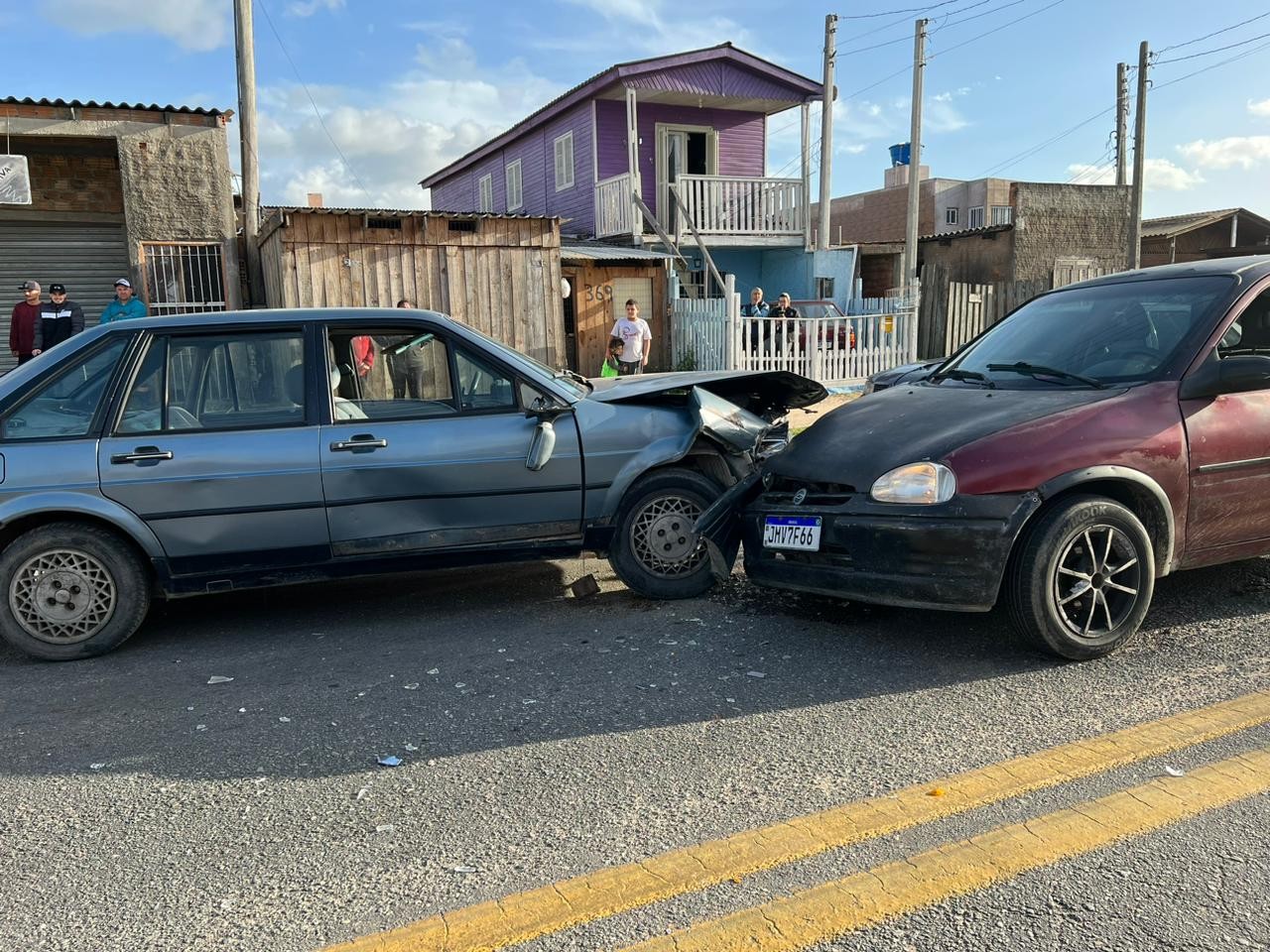 Motorista fica ferido após colisão frontal entre carros na Estrada Roberto Socoowiski	