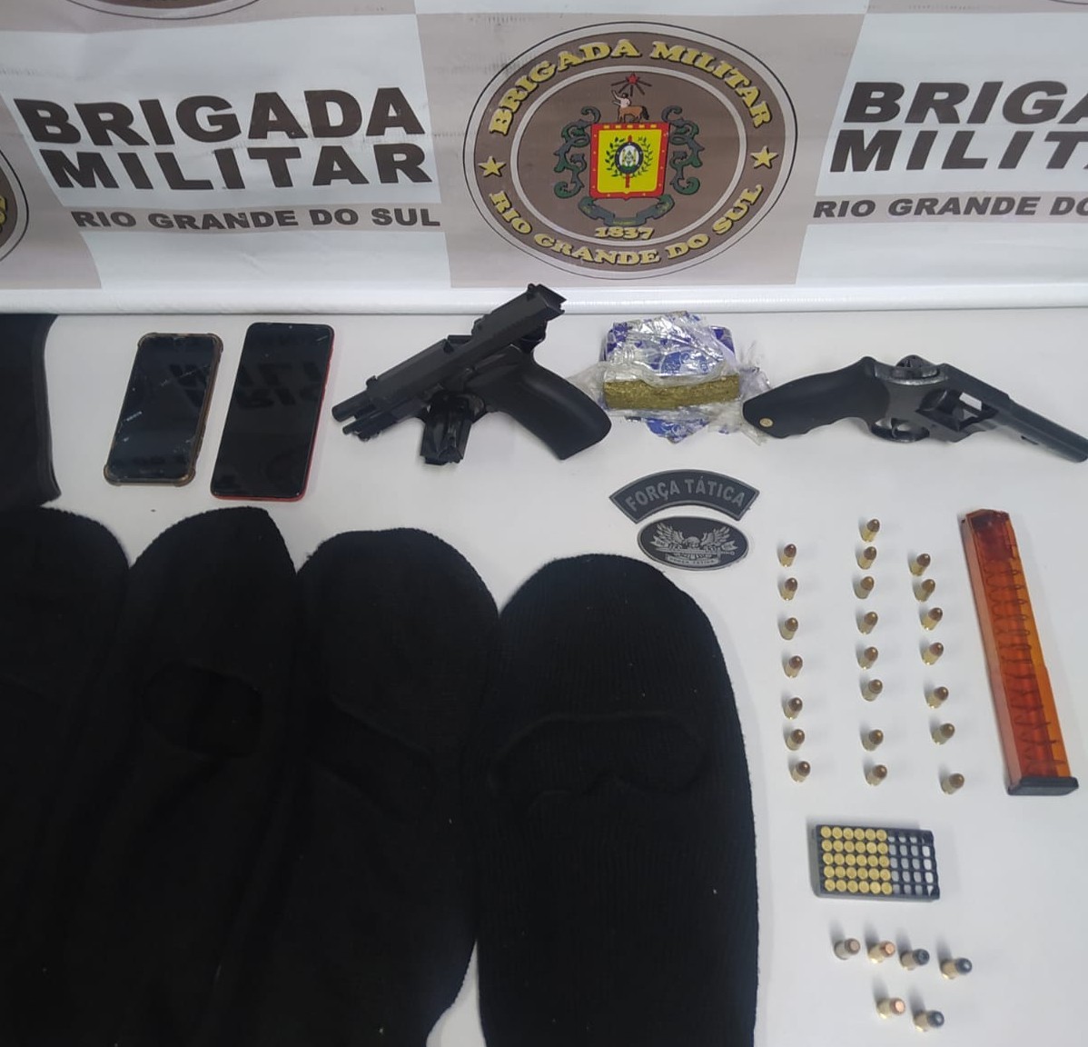 BM prende três homens com armas, drogas e tocas ninja em Rio Grande