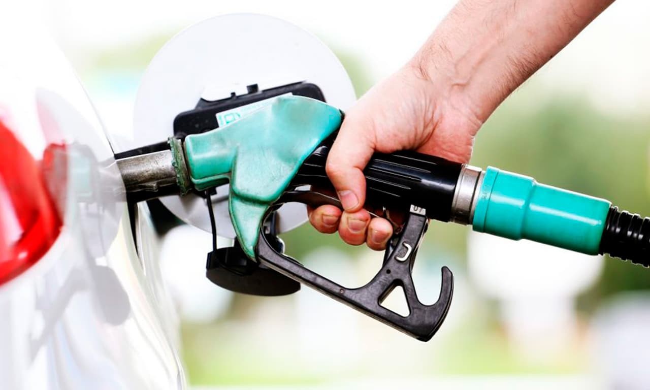Em meio à onda de protestos, preço da gasolina sobe pela terceira semana consecutiva 