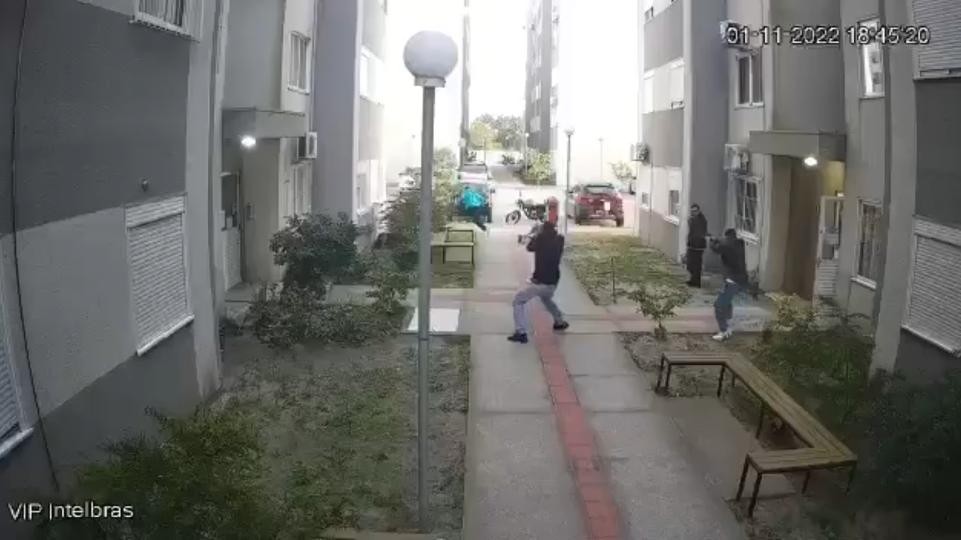 VÍDEO: veja o momento em que homens são baleados no Residencial Bragança, em Rio Grande