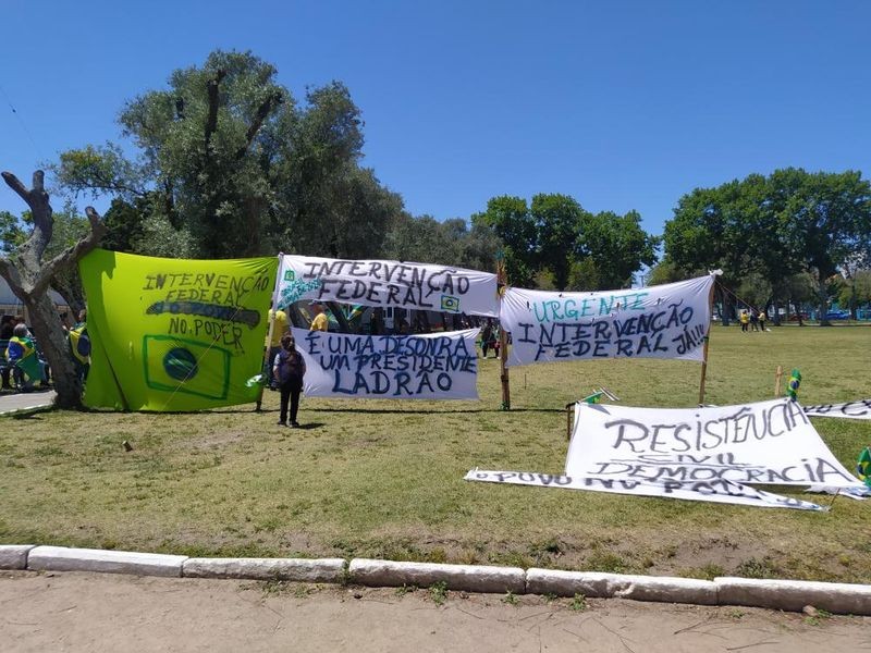 VÍDEOS: centenas de manifestantes pró Bolsonaro realizam protesto na Praça do 6º GAC, em Rio Grande
