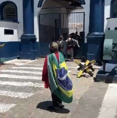 VÍDEO: Homem invade quartel de Rio Grande e é expulso