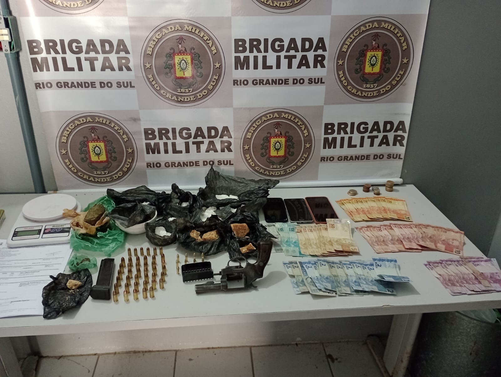 BM prendeu pelo menos dois homens e apreendeu dois adolescentes no feriado (2) em Rio Grande