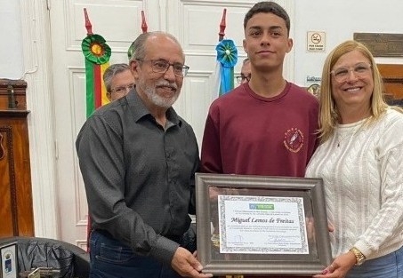 Atleta rio-grandino recebe homenagem na Câmara após vencer a modalidade de atletismo no Jergs