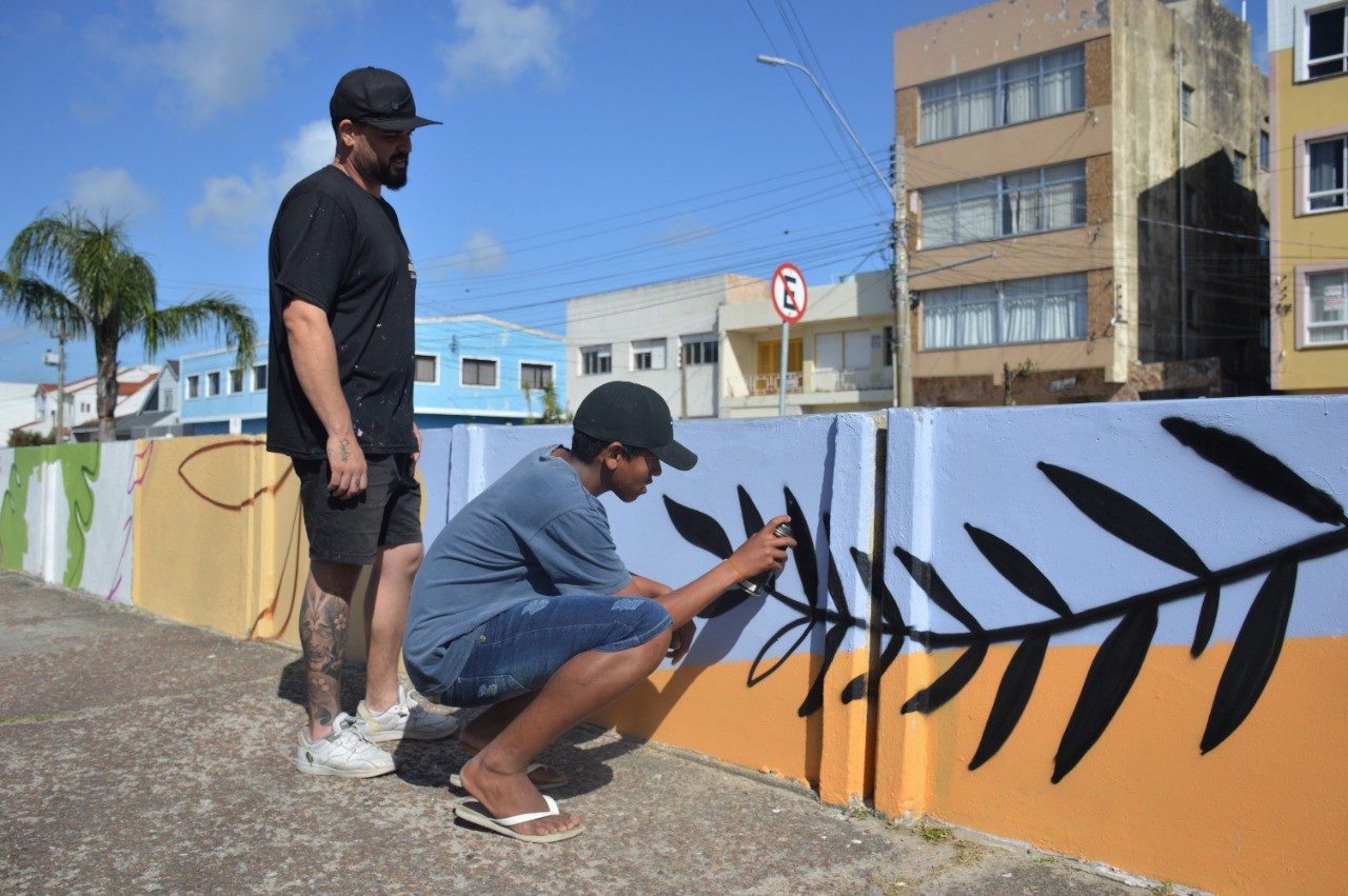 Turma "Do grafite ao muralismo" finaliza pintura do canalete da Salgado Filho