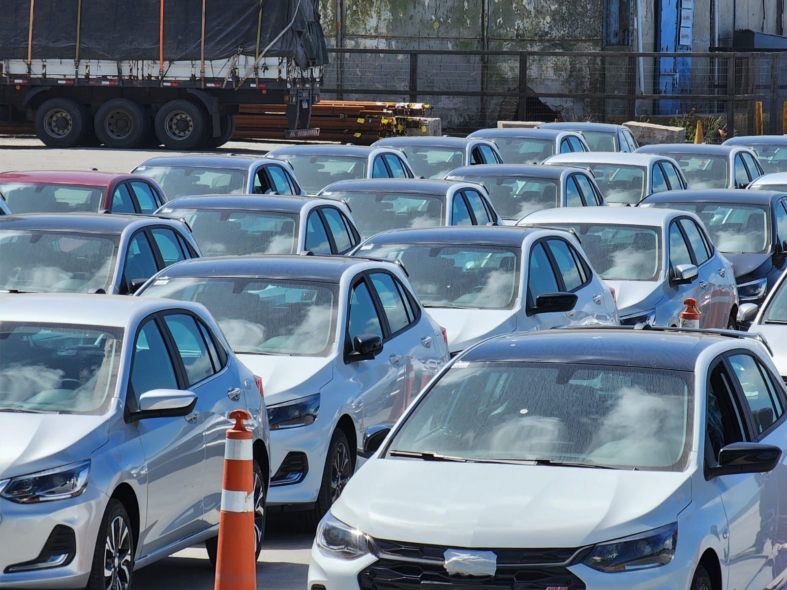 Embarque e desembarque de tratores, maquinários e carros da Toyota e Chevrolet movimentaram o Porto do Rio Grande