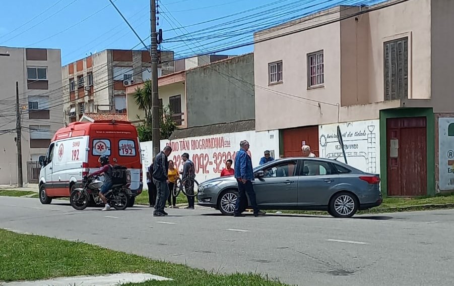 Ciclista fica ferida após ser atropelada por carro no bairro Cidade Nova, em Rio Grande