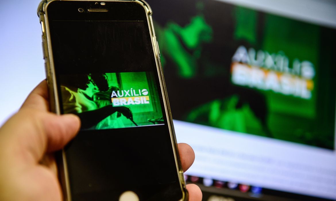 Beneficiários do Auxílio Brasil têm até sexta-feira (14) para atualizar dados