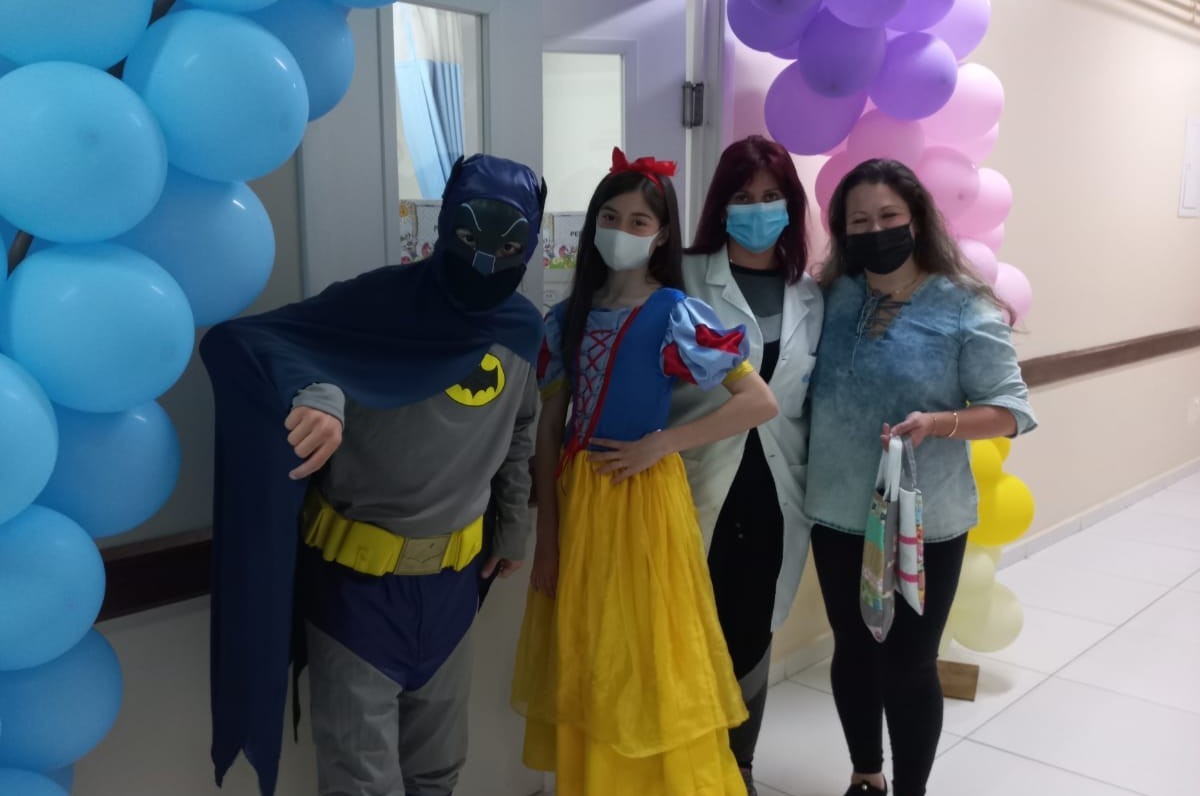 Super-heróis e princesas visitam crianças na UPA Junção 