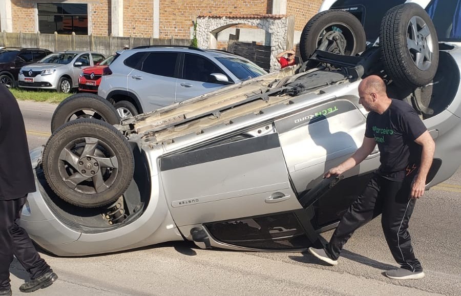 VÍDEO: Carro capota na Avenida Itália após ser atingido por outro veículo