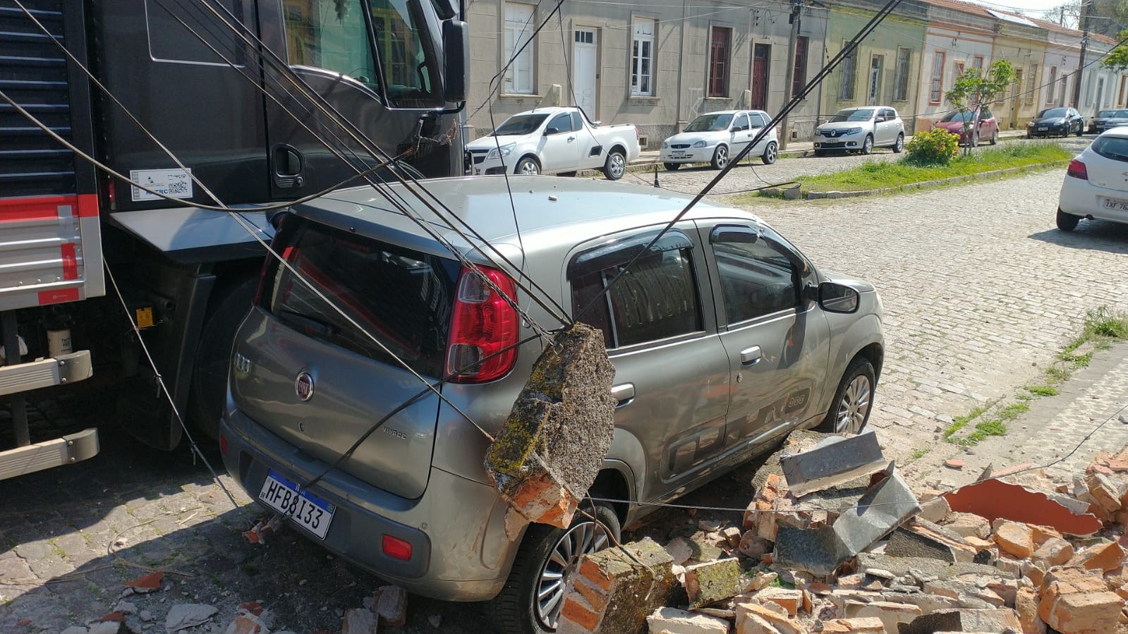 Caminhão atinge fios energizados e causa desabamento de marquise no Centro, em Rio Grande