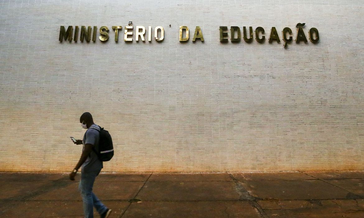 Estudantes em lista de espera do Prouni têm até esta sexta-feira (14) para comprovar dados