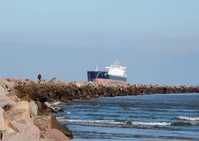 Navio graneleiro encalha próximo aos Molhes da Barra, em Rio Grande