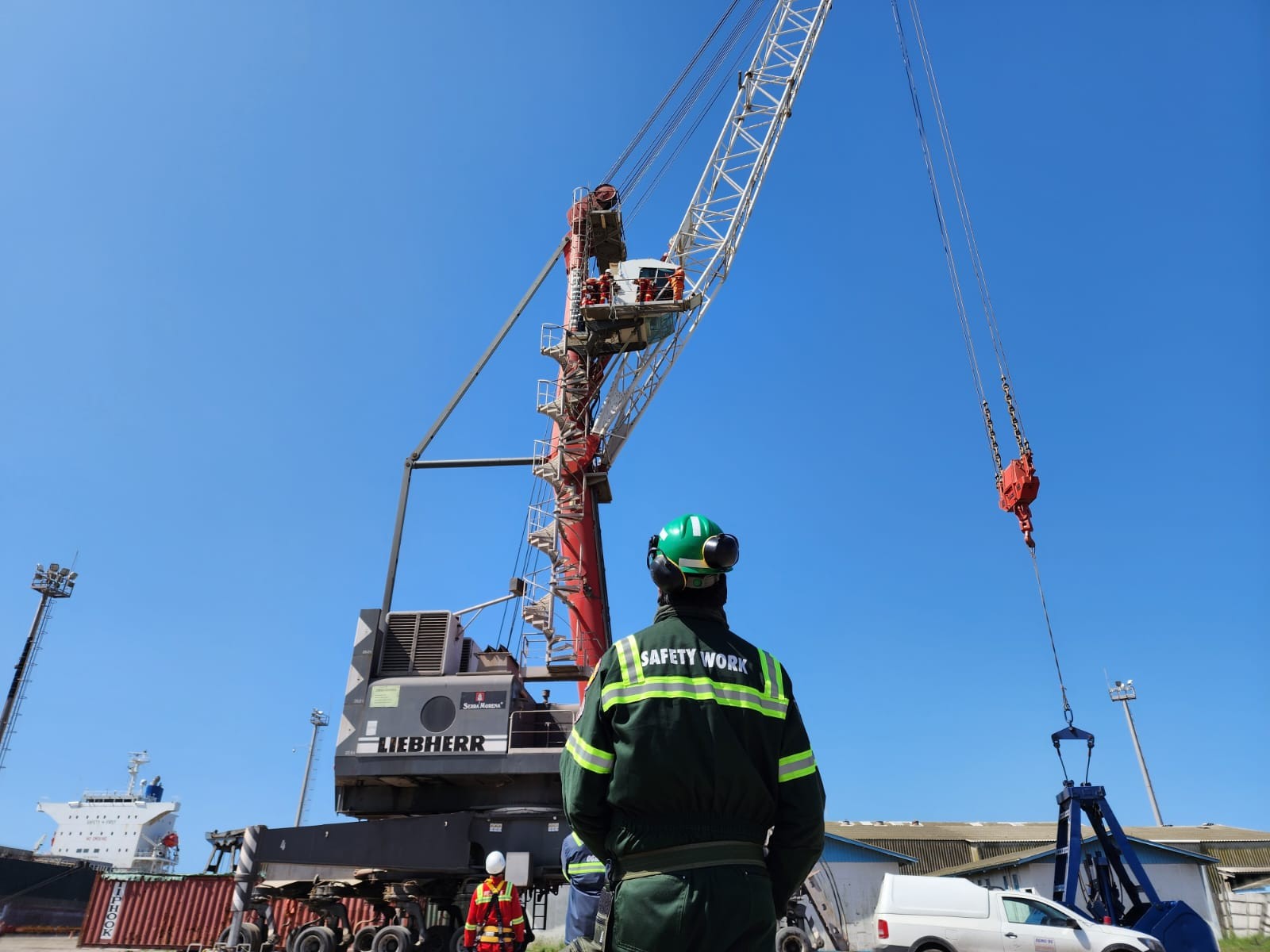 Simulado de resgate em altura é realizado no Porto do Rio Grande