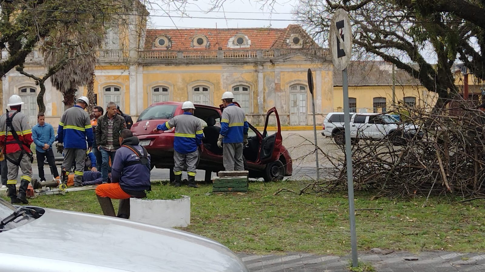 Homem é atropelado enquanto realizava corte de grama no canteiro da Av. Buarque de Macedo