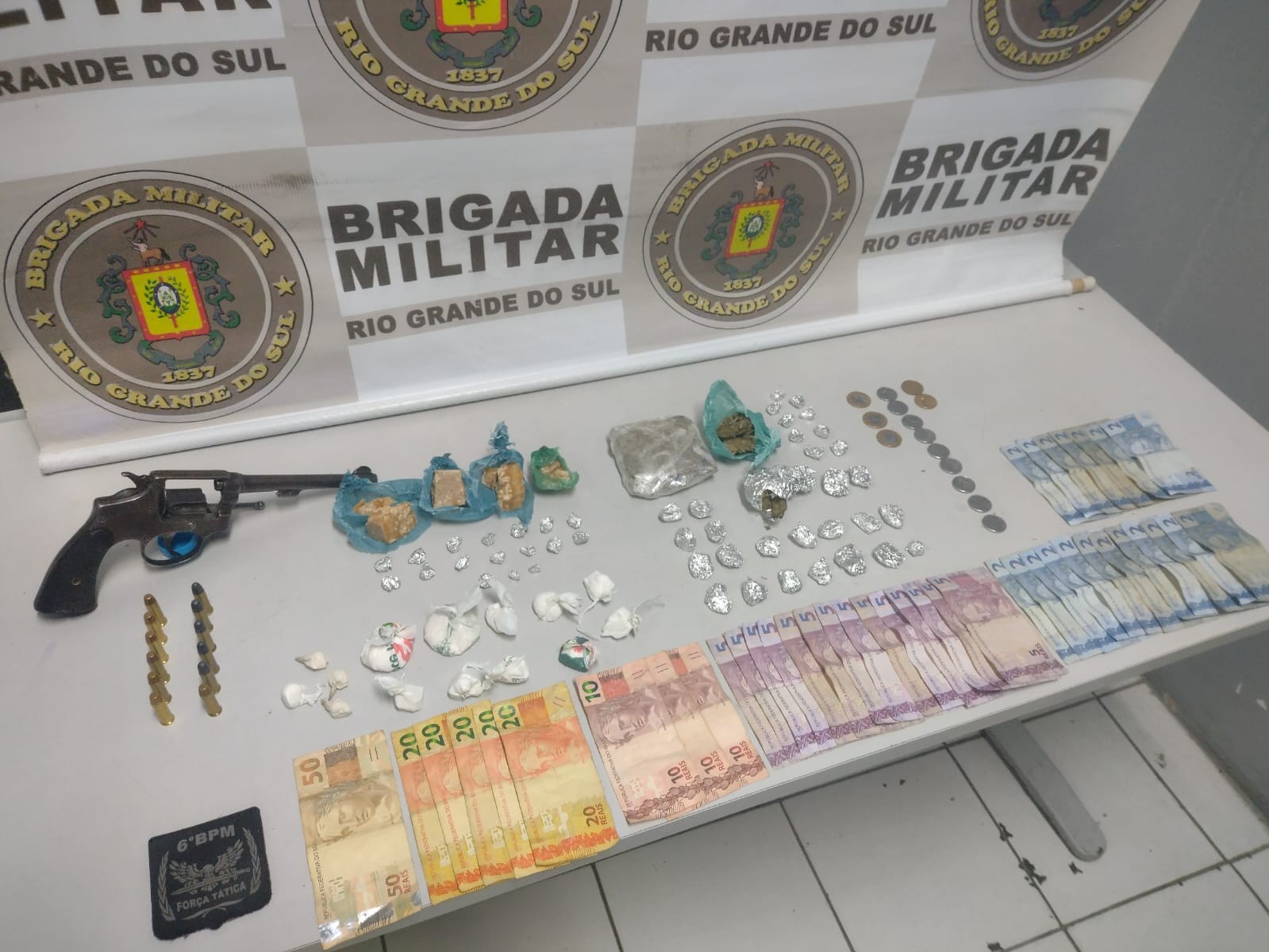 Homens são presos em residência no BGV portando crack, cocaína e arma de fogo