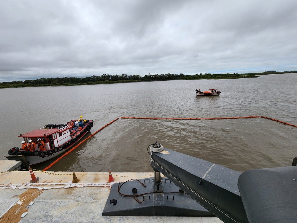 Portos RS realiza simulação de vazamento de óleo diesel de guindaste no cais de Rio Grande