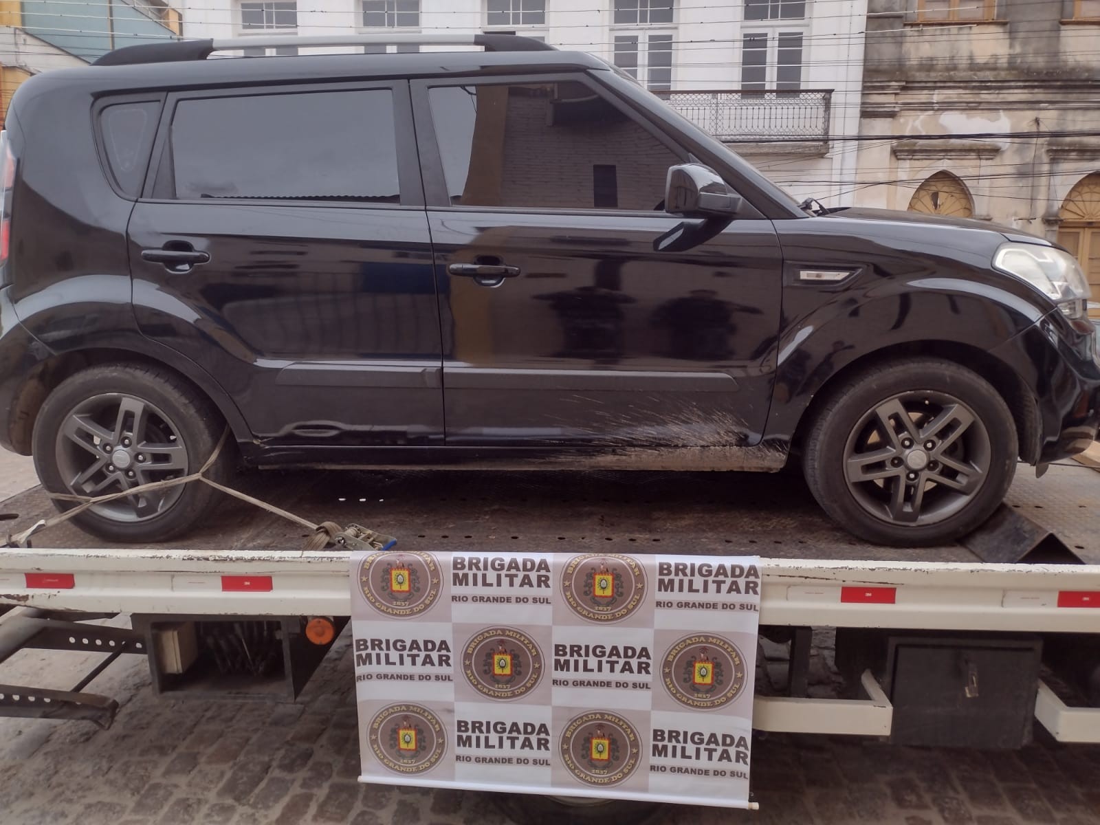 Homem é preso com carro roubado e cocaína no bairro Cidade Nova