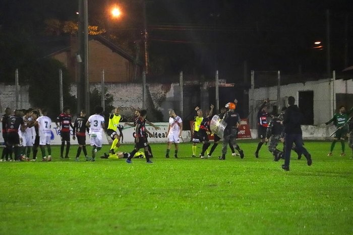 Julgamento do ex-jogador William Ribeiro, que agrediu árbitro, é marcado para sexta-feira (25)