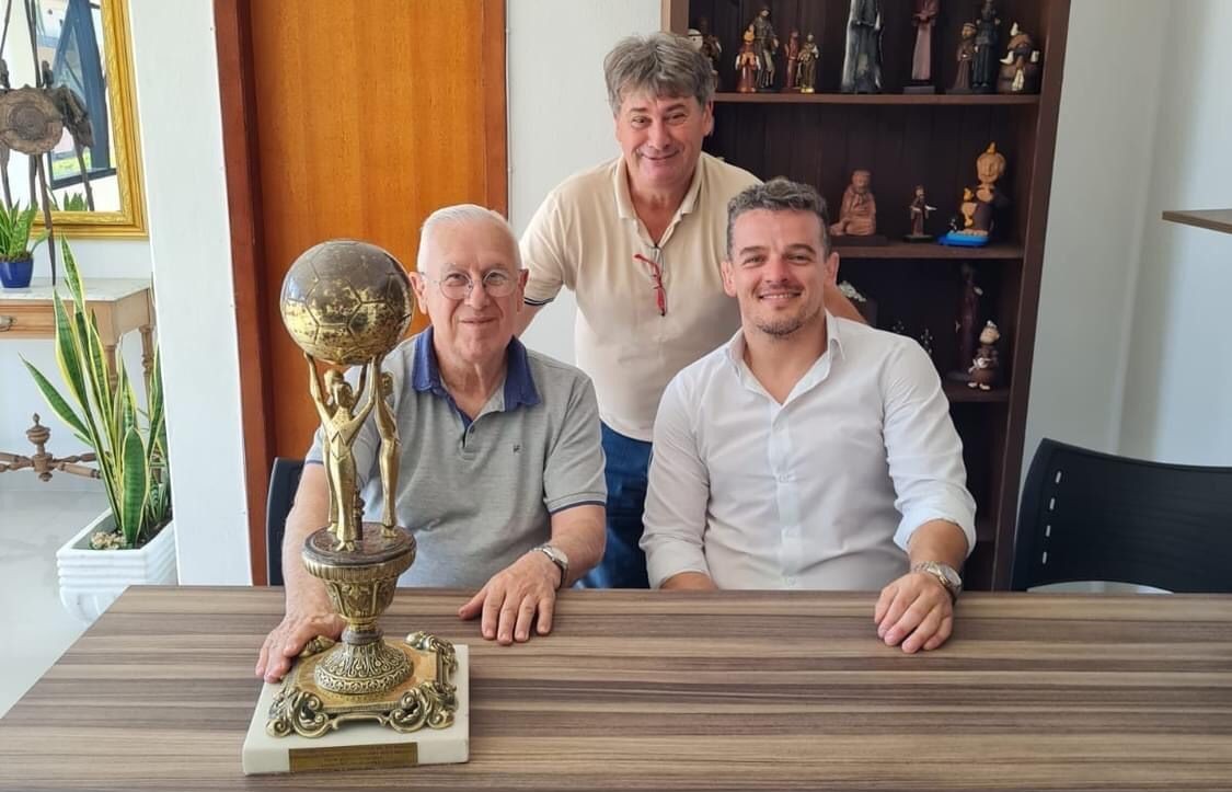 Após 23 anos, SC São Paulo recupera a taça da Copa Bento Gonçalves de 1985