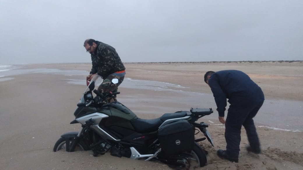 Após 12 horas de busca, motociclista é encontrado na orla da Praia do Cassino próximo ao Farol do Albardão 