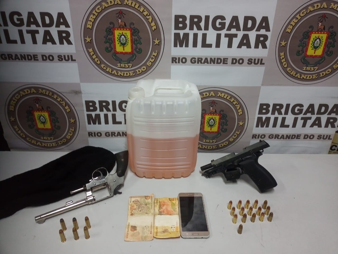 Homens são presos por porte ilegal de arma de fogo no bairro Profilurb