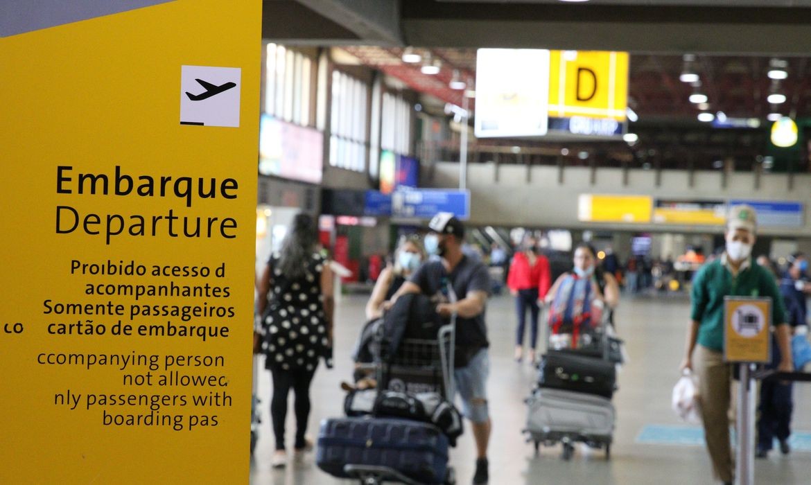 Com avanço da Covid-19, Anvisa volta a obrigar uso de máscara em aviões e aeroportos brasileiros 