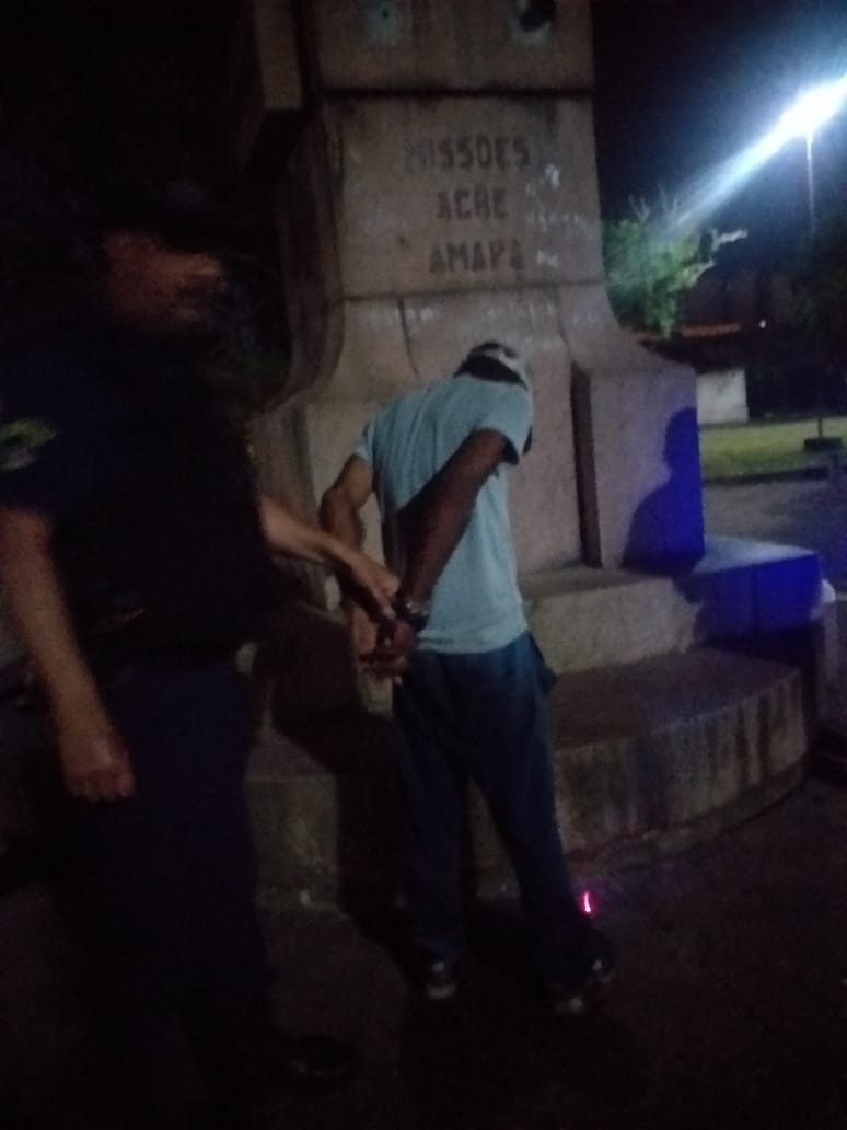Homem é preso com três facas e tornozeleira eletrônica desligada na Praça 7, em Rio Grande