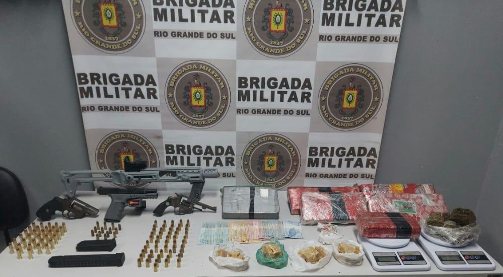 BM prende três homens com armas e quase 9 kg de drogas no Centro de Rio Grande