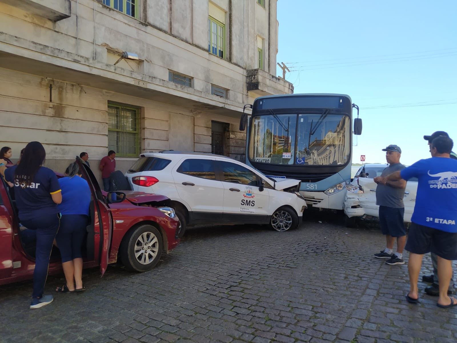  URGENTE: ônibus da Transpessoal perde o freio e causa acidente envolvendo pelo menos cinco carros no Centro de RG