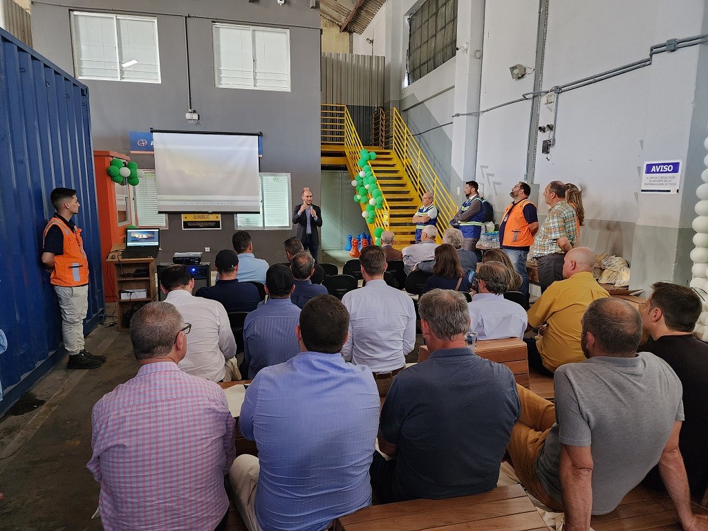 Porto do Rio Grande recebe visita de representantes do Sindimadeira RS