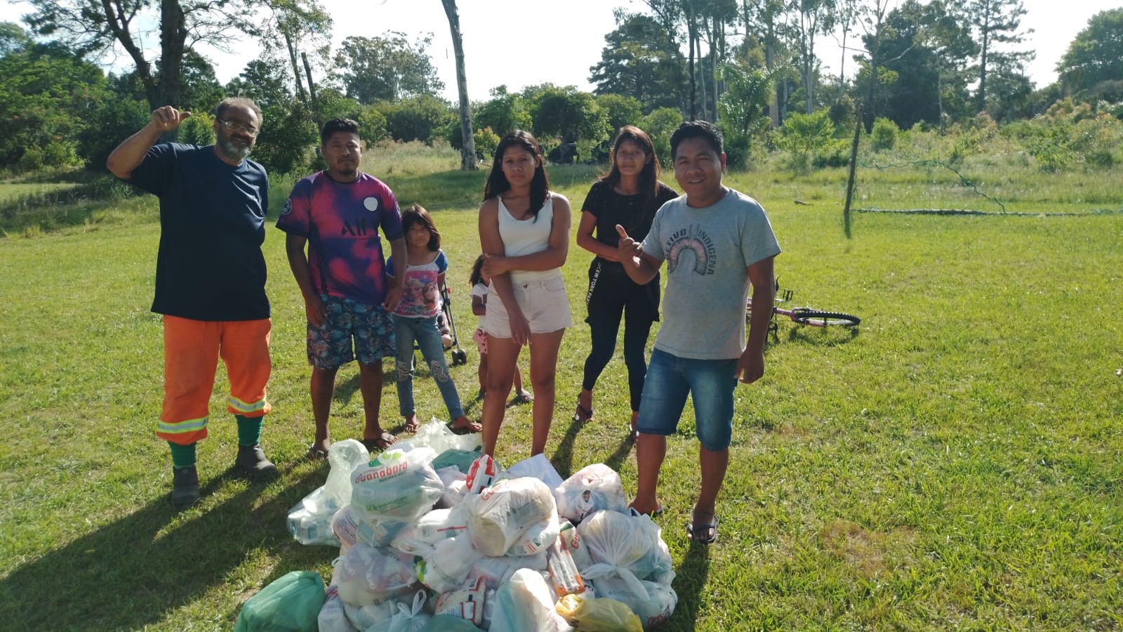 Meia tonelada de alimentos arrecadados em espetáculos no Teatro Municipal são entregues à aldeias indígenas de Rio Grande