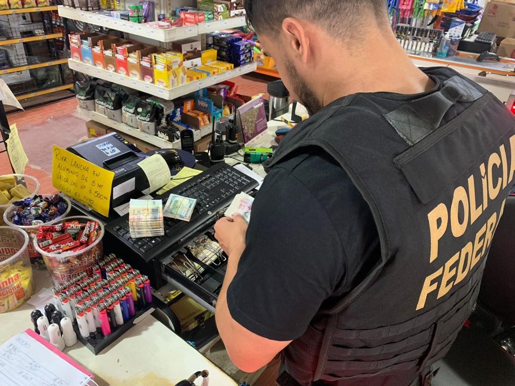 VÍDEOS: Polícia Federal realiza operação em comércios que recebiam recursos de criminosos em Santa Vitória do Palmar e Chuí