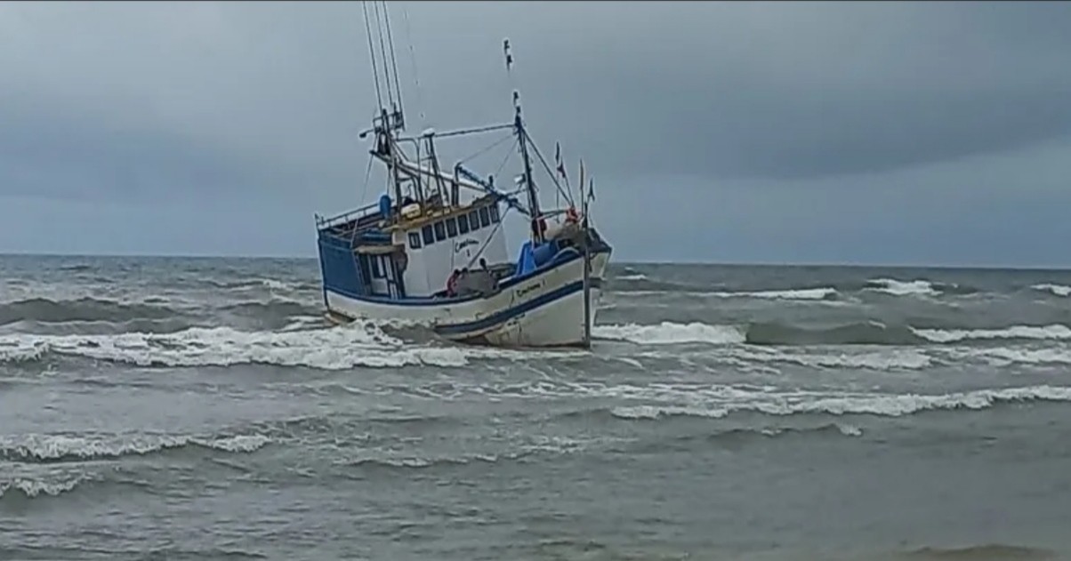 Embarcação pesqueira encalha na Praia do Cassino, em Rio Grande