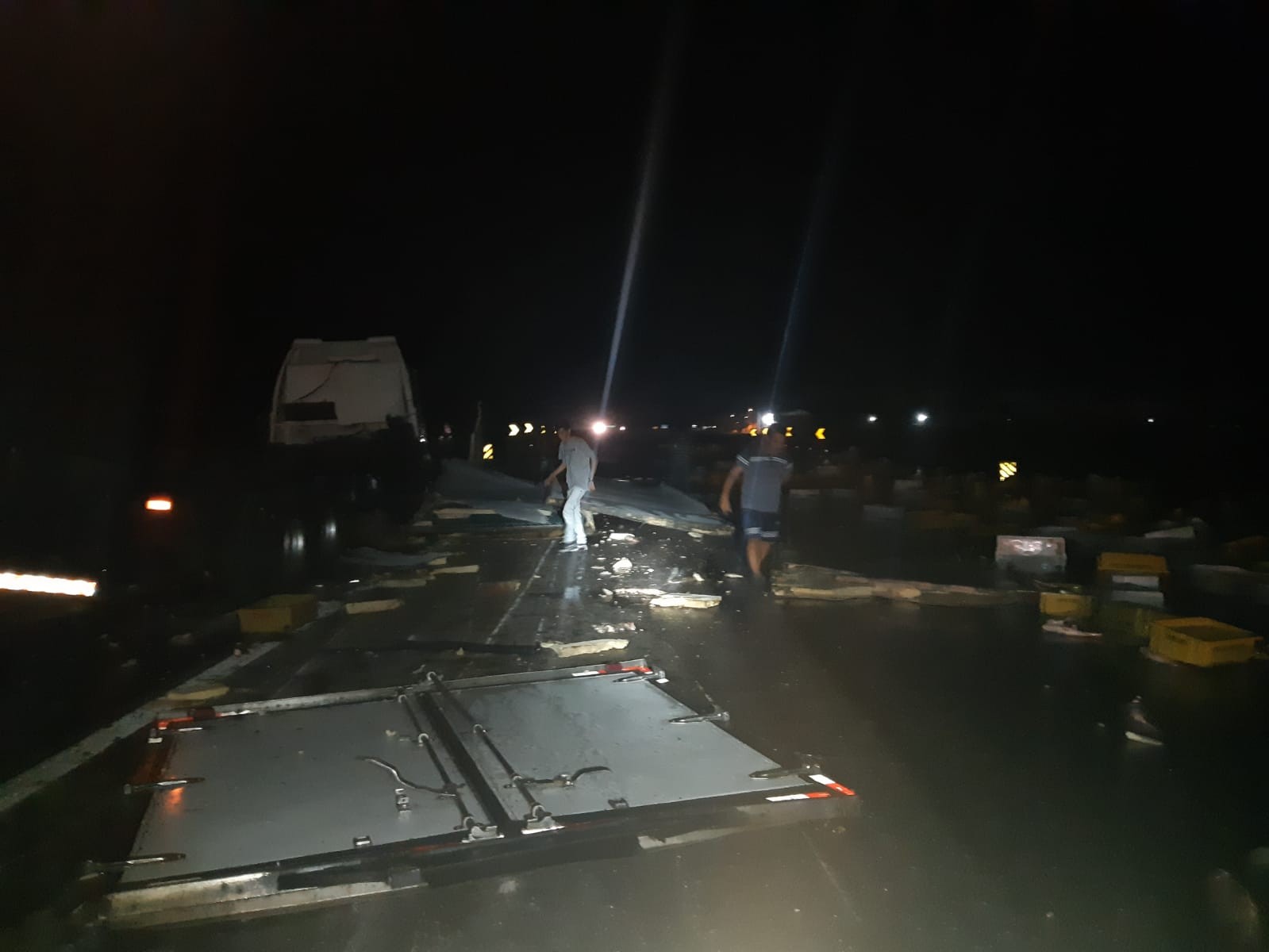 Caminhão e carro se envolvem em acidente na BR-392, em Rio Grande