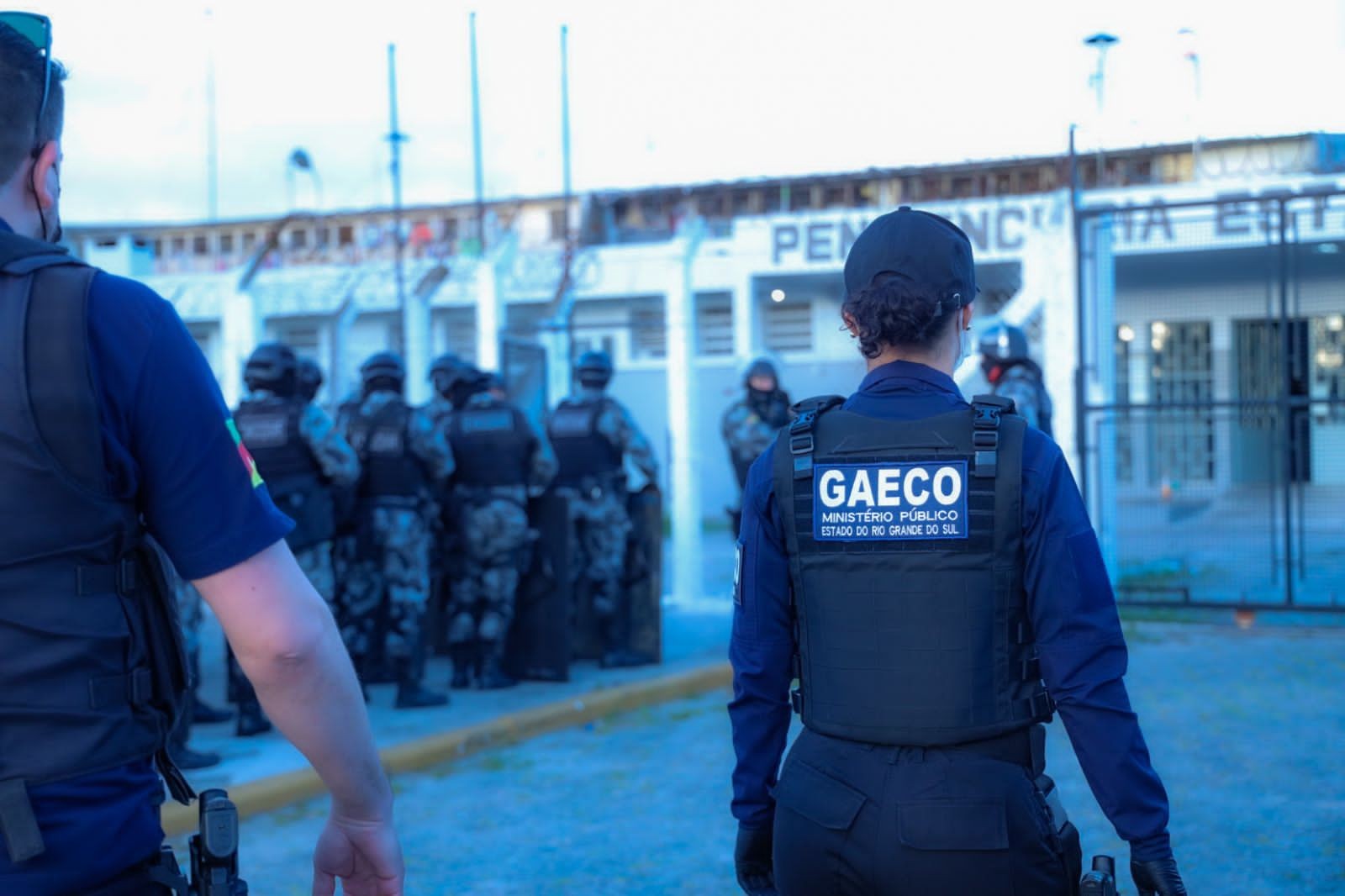Fotos: MP realiza operação de combate ao transporte de drogas, armas e telefones para dentro do presídio de RG