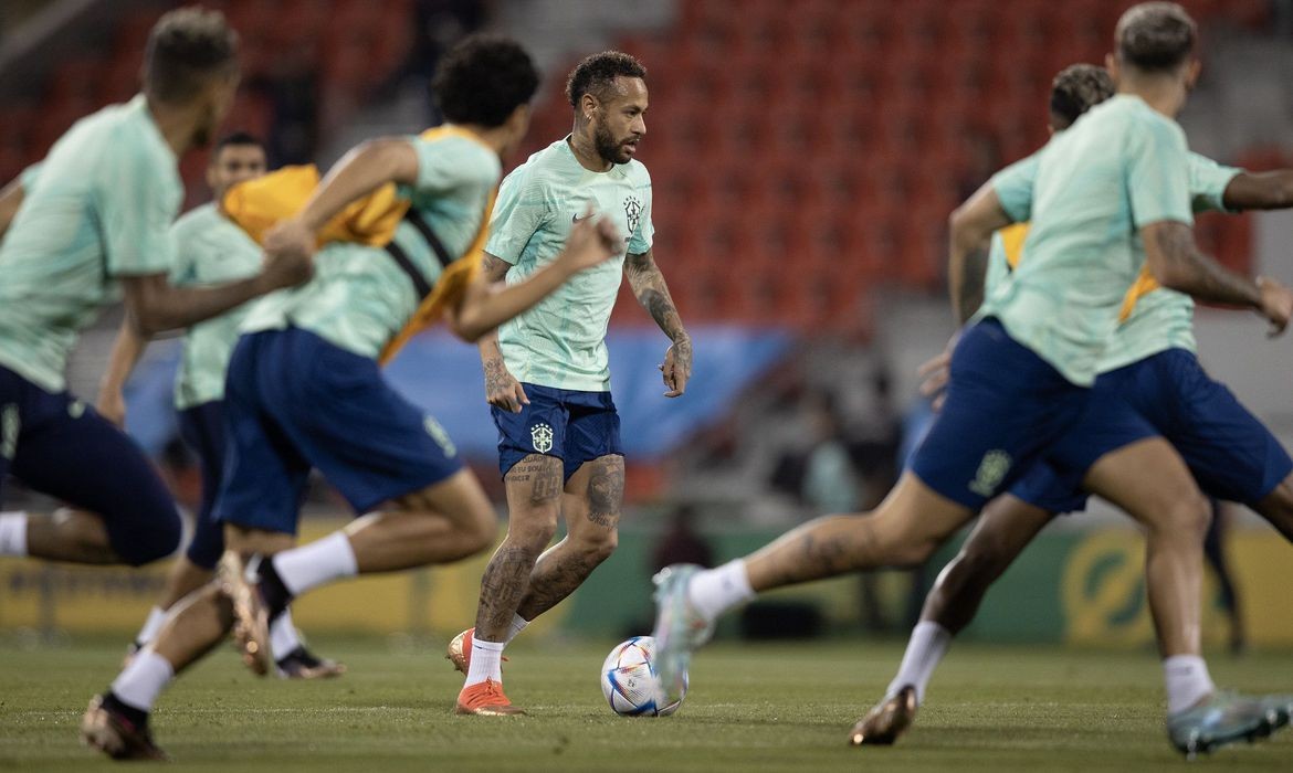 Com lateral improvisado e retorno de Neymar, Brasil encara a Coréia do Sul nesta segunda-feira (5)