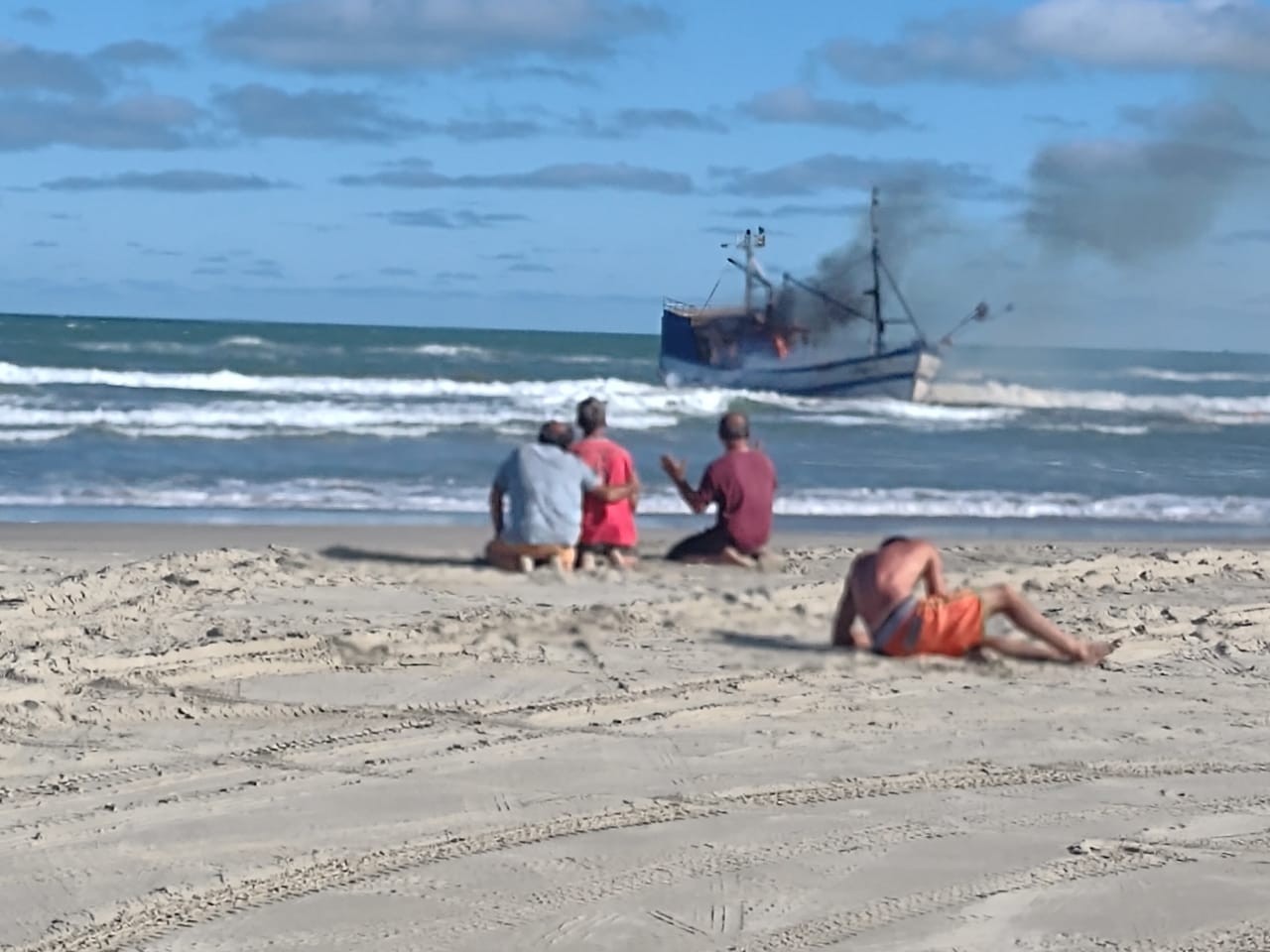Barco encalhado na Praia do Cassino explode e pescadores que estavam dentro não são encontrados