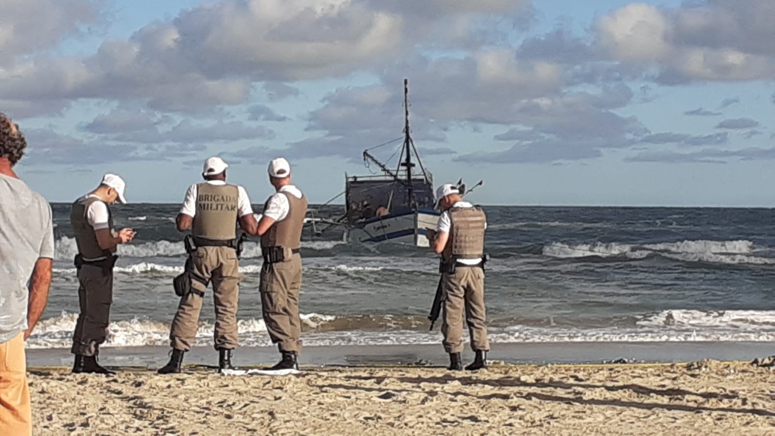 Corpo de Bombeiros confirma a morte dos pescadores que estavam na embarcação encalhada na Praia do Cassino