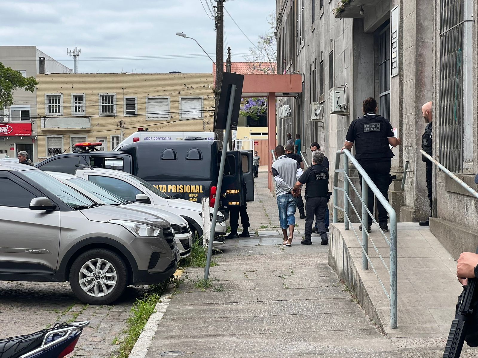 Um dia após mega operação, Susepe desloca 30 detentos da Perg ao IML para realização de corpo de delito
