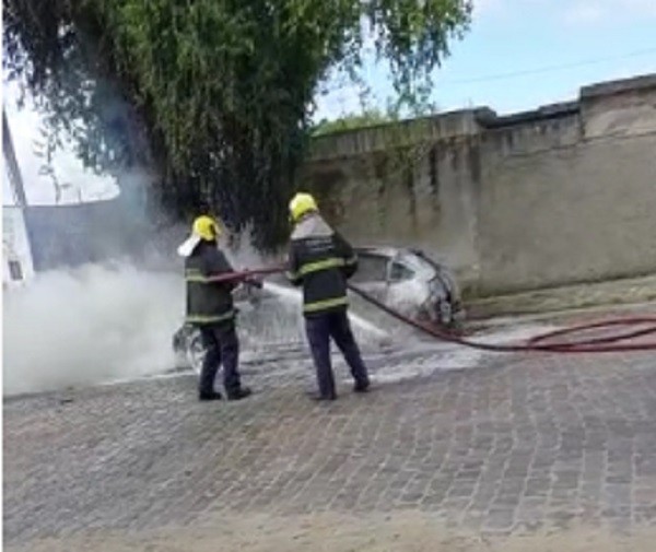 Dupla coloca fogo em automóvel e foge, no bairro Municipal em Rio Grande