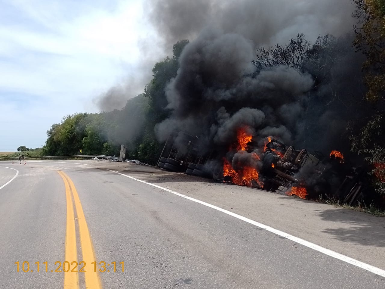 URGENTE: Motorista morre após caminhão tombar e pegar fogo, na BR-392 em Piratini