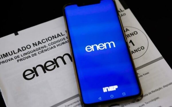 Mais de três milhões de estudantes realizam a prova do Enem neste domingo (13)