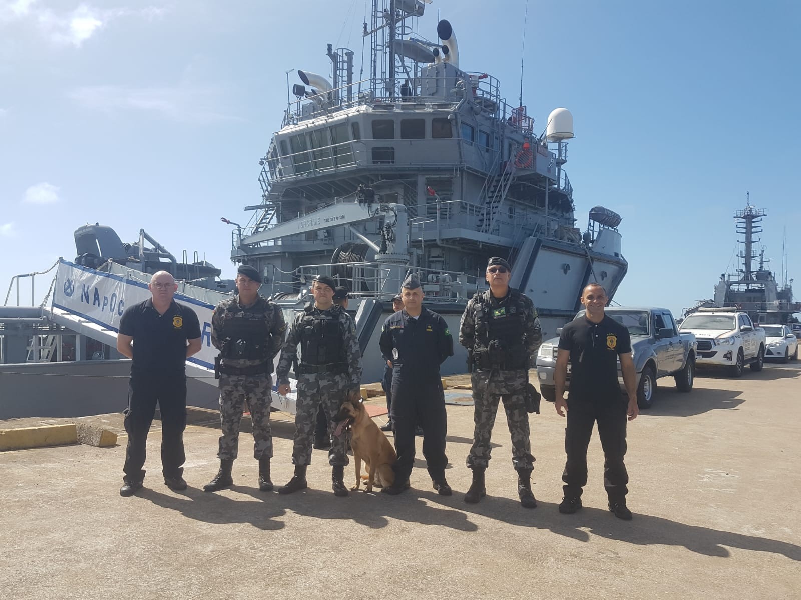 Canil do 6° BPM realiza trabalho de faro com os cães em navio no Porto do Rio Grande