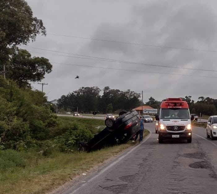 Passageiro fica ferido após motorista perder o controle do veículo e capotar na ERS-734, em Rio Grande