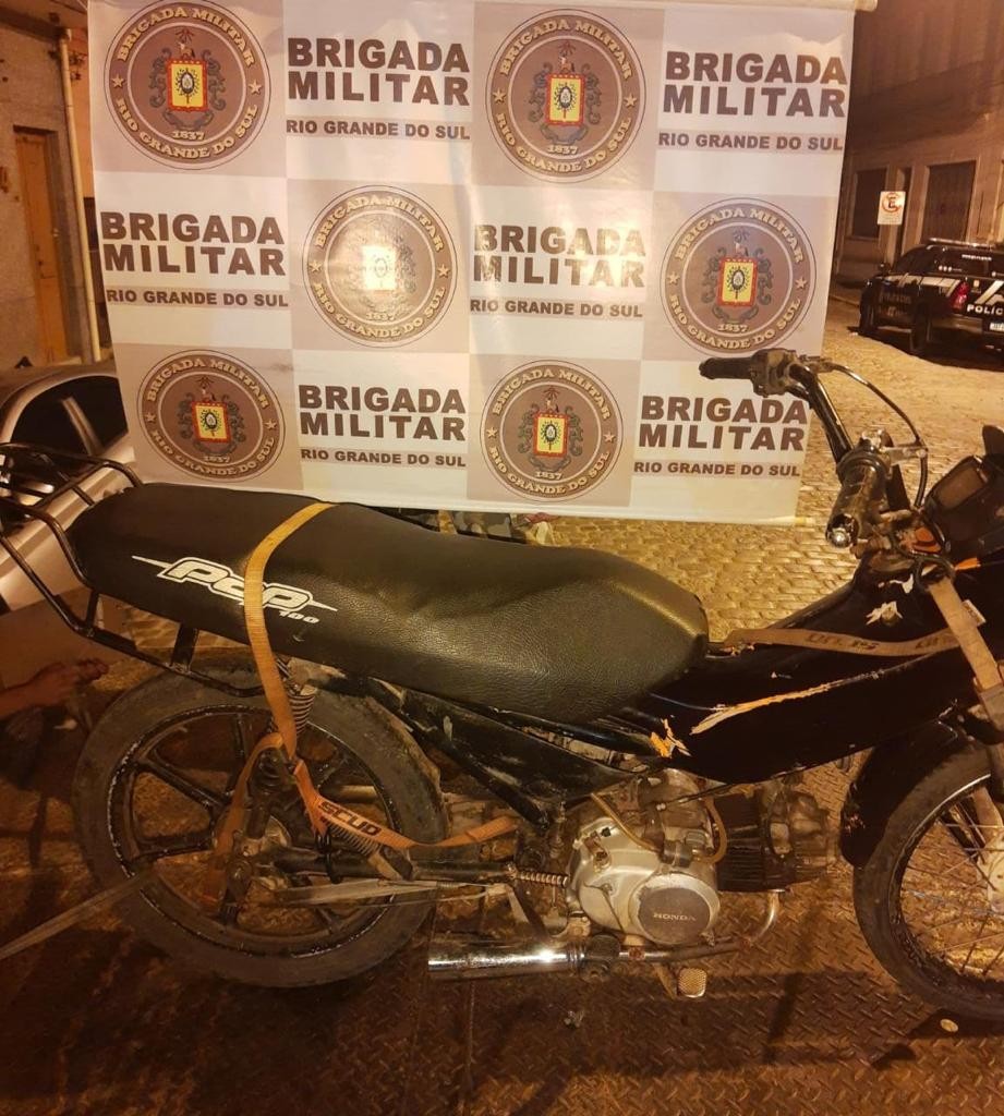 BM prende dois homens e apreende um menor de idade por receptação, em Rio Grande