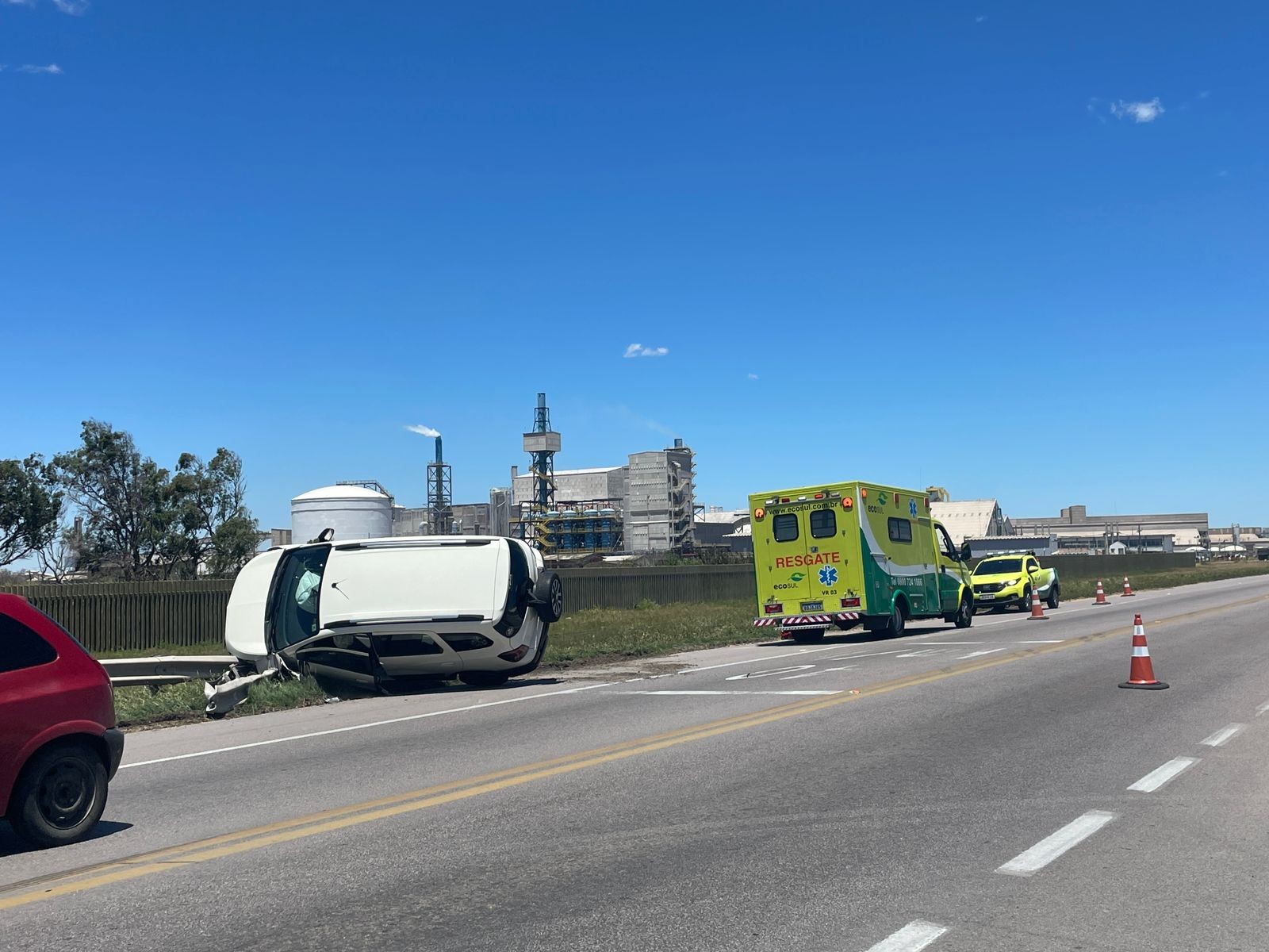 Veículo sai da pista e capota na BR-392, em Rio Grande 