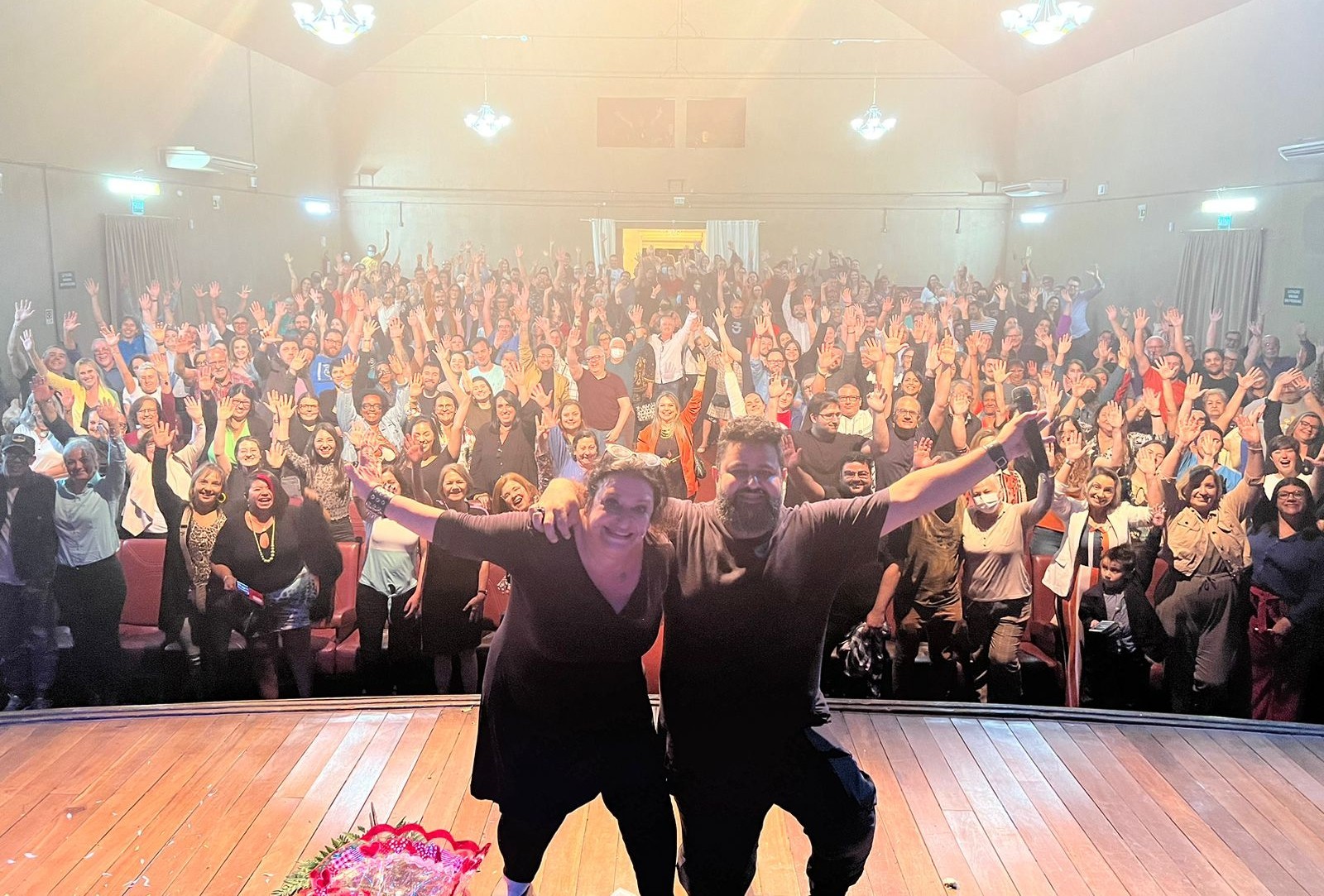 Com o Teatro Municipal lotado nos dois dias, Grace Gianoukas reencontra sua terra natal em peça que comemora seus 40 anos de carreira